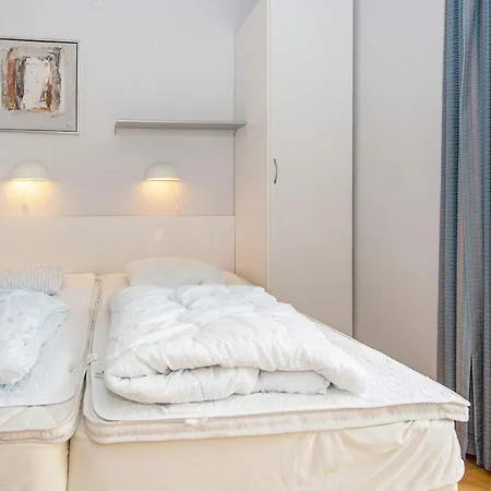 6 Person In Hojer-by Traum