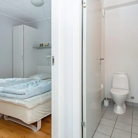 6 Person In Hojer-by Traum